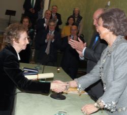 Su Majestad la Reina Doña Sofía felicita a Margarita Salas Falgueras